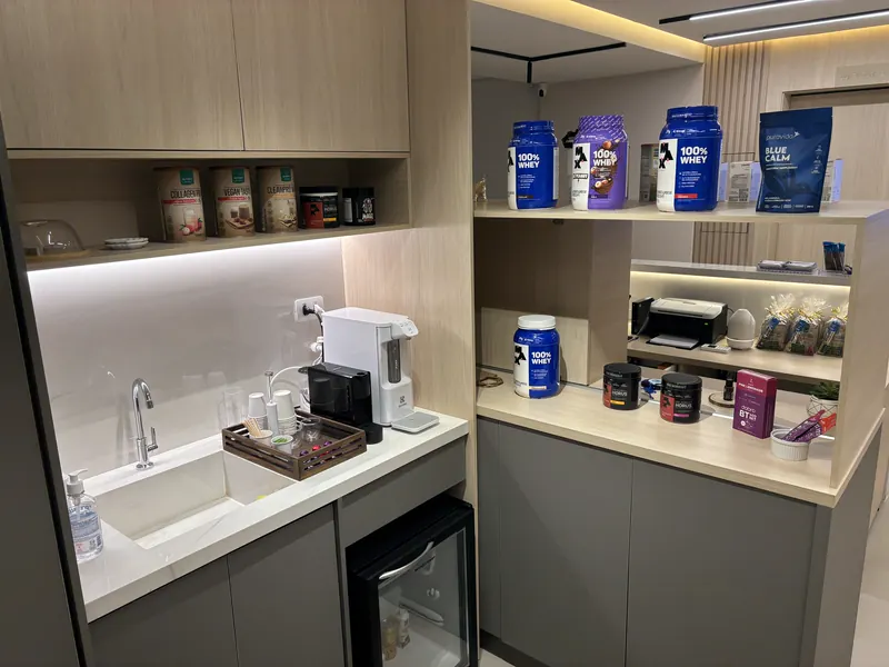 Copa com produtos e suplementos