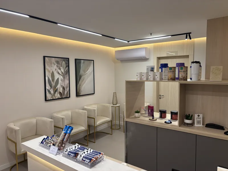 Sala de espera da SYNERGY com produtos de nutrição