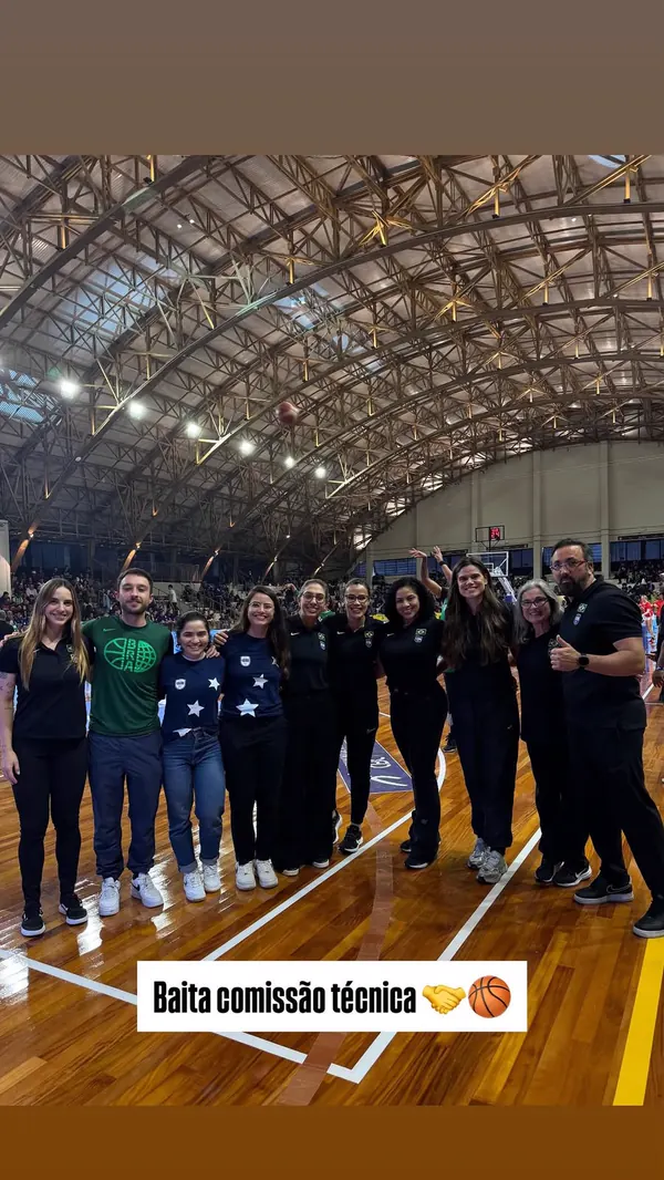 Comissão técnica da Seleção Brasileira de Basquete reunida na quadra