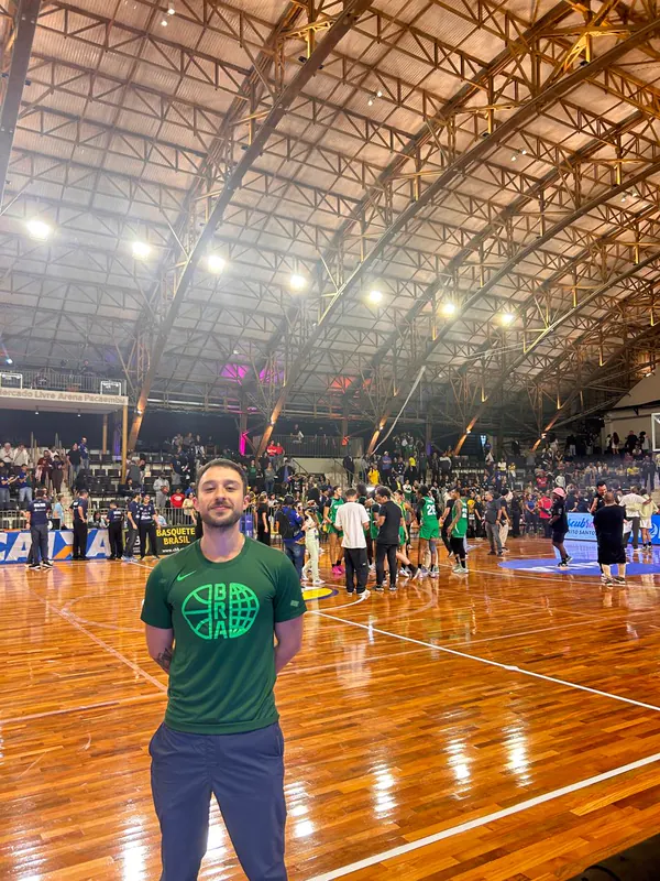 Dr. Mateus Nasser na quadra com a Seleção Brasileira de Basquete