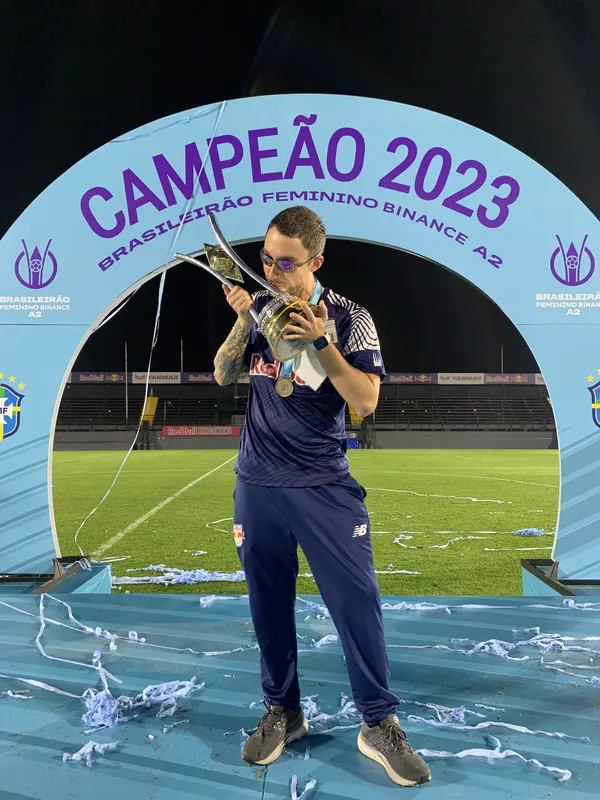 Dr. Mateus Nasser segurando o troféu de campeão do Brasileirão Feminino A2 2023