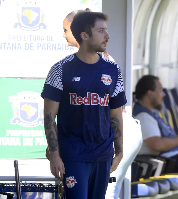 Dr. Mateus Nasser com o uniforme do Red Bull Bragantino