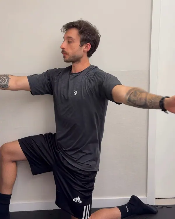 Paciente realizando exercício de mobilidade na sala de fisioterapia