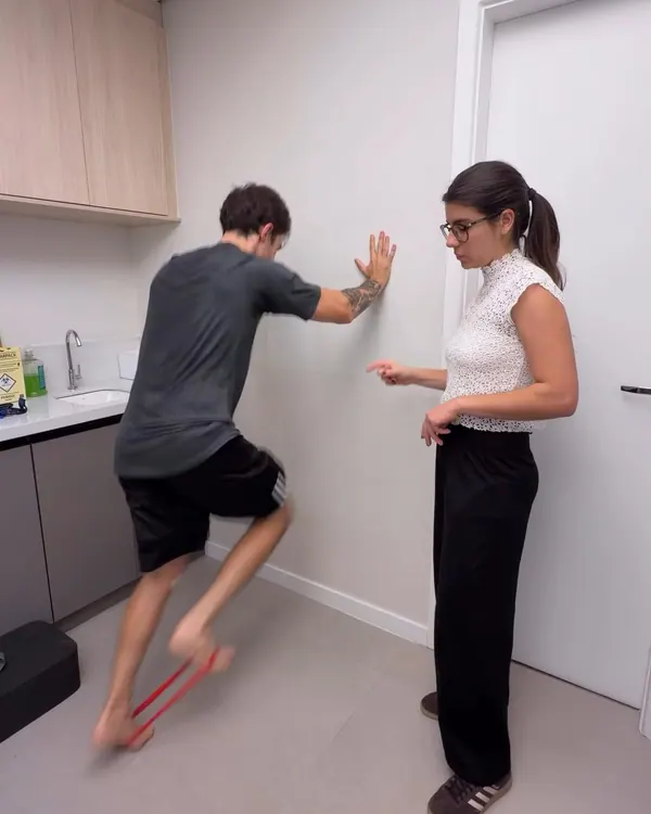 Fisioterapeuta orientando exercício pliométrico de corrida